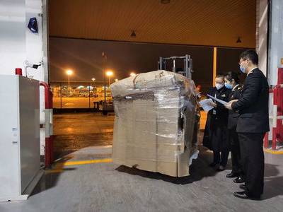 近5万个“海淘”口罩等防疫物资 重庆海关“零延时”快速清关